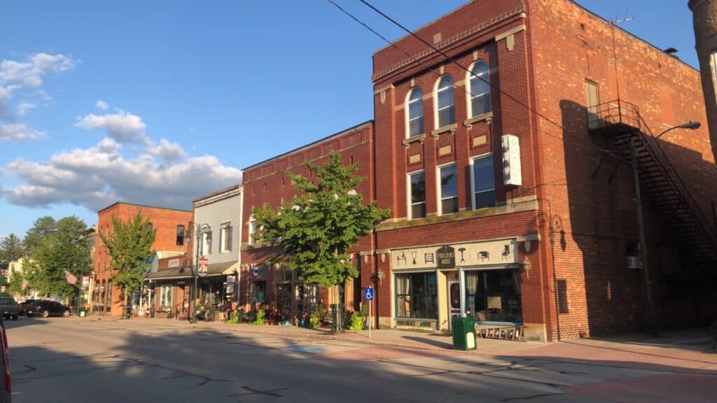 Downtown Grand Rapids Ohio shop play dine stay